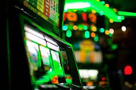 Gambar taruhan olahraga dan kasino daring di beta108 dengan tema ungu neon